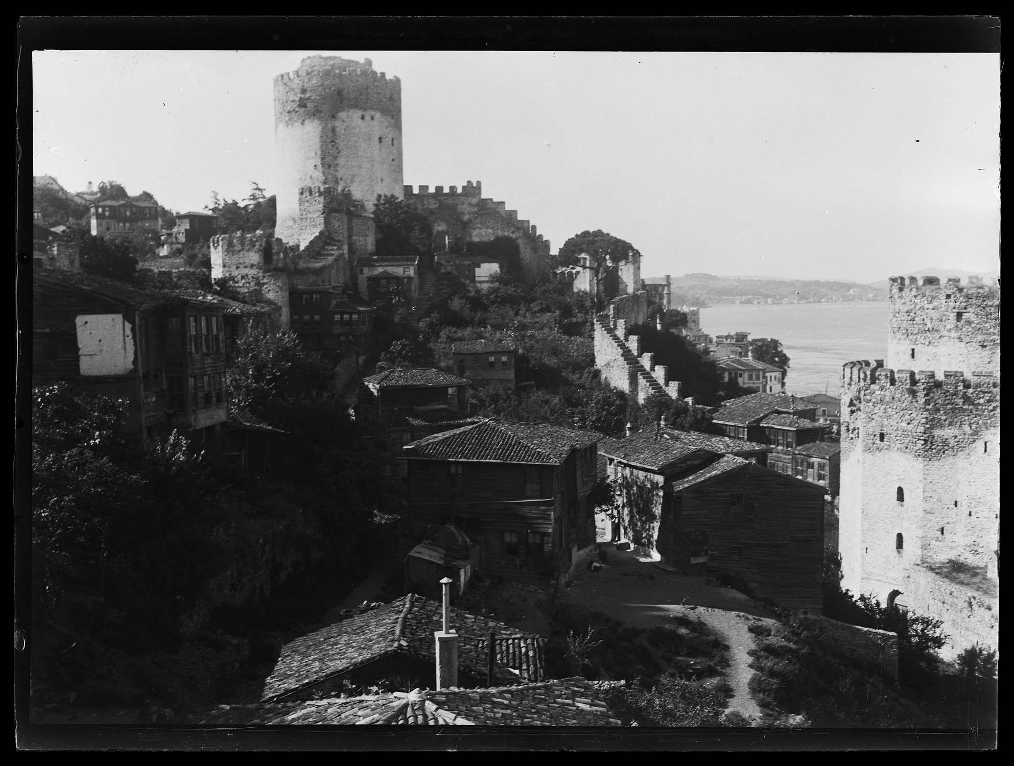 Intérieur du château, avec les tours A et B au second plan